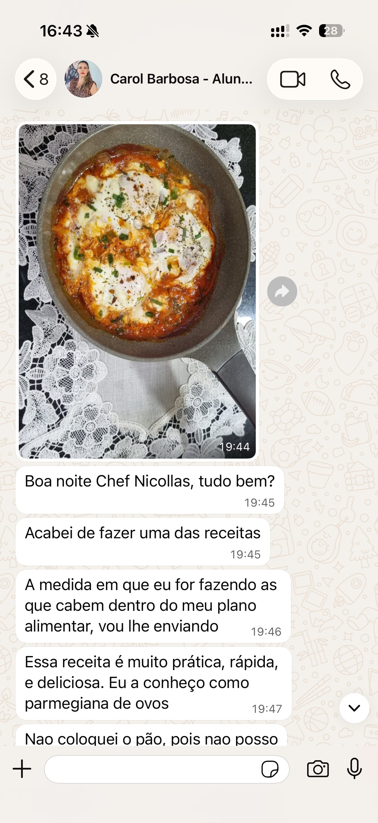 Print original de Carol com a foto do prato e seu relato no WhatsApp.